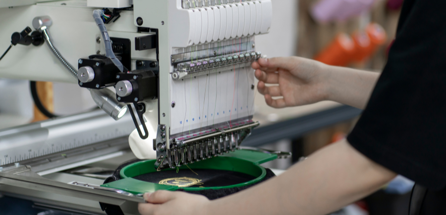 Broderie machine vs broderie à la main : quelle technique choisir pour vos vêtements brodés ?
