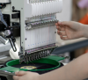 Broderie machine vs broderie à la main : quelle technique choisir pour vos vêtements brodés ?